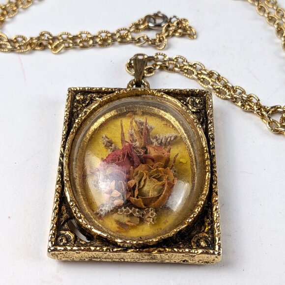 Vintage Jewelry - Vintage Victorian Dome Pendant Necklace w/ Dried Flowers